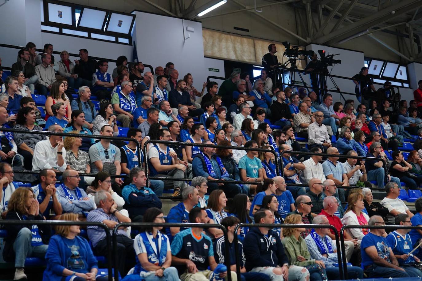 La afición no falló a Avenida en su debut liguero en casa: búscate en la grada