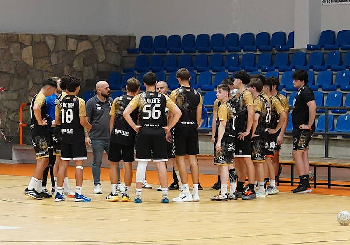 La falta de acierto en las dos áreas condena al BM Salamanca en Cantabria (34-31)