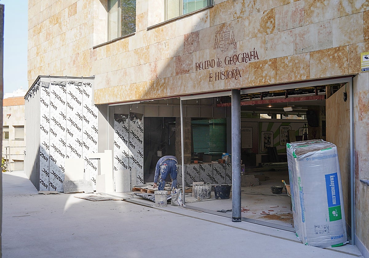 Acceso en obras por la calle Cerrada del Corrillo.