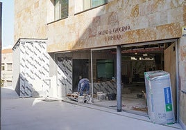 Acceso en obras por la calle Cerrada del Corrillo.