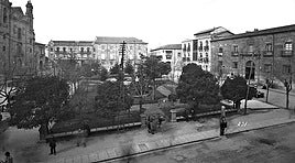 Desde la izquierda, la iglesia del Carmen, la casa de María la Brava, el banco de Matías Blanco Cobaleda, la casa de los Hidalgos, la de los Sánchez Fabrés, el edificio donde nació en 1925 Carmen Martín Gaite y el palacio de Garci Grande.