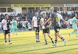 Hugo de Bustos alza sus brazos para celebrar su diana ante el Mérida con el resto de los compañeros.