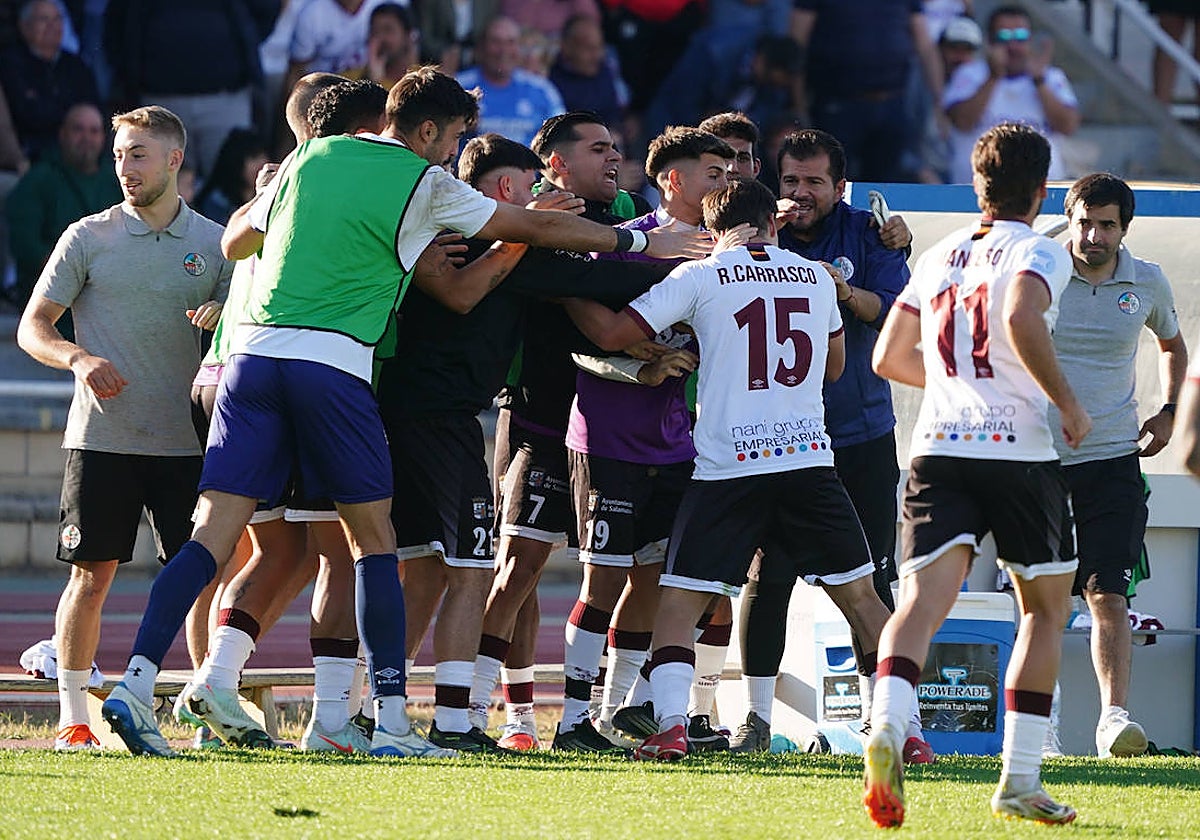 La plantilla del Salamanca UDS celebra la primera diana contra la Sarriana.