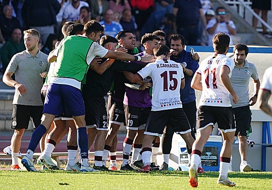 La plantilla del Salamanca UDS celebra la primera diana contra la Sarriana.