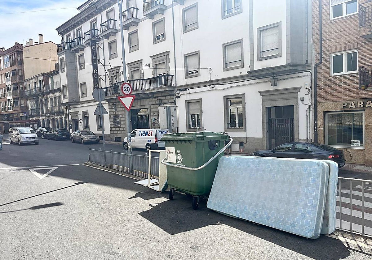 Imagen principal - Colchones y somieres repartidos por diferentes puntos de Béjar en lugar de llevarlos al punto limpio.