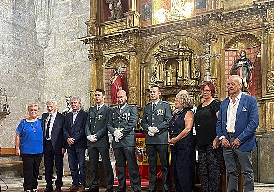 Los agentes de Lagunilla junto a los alcaldes de la comarca.