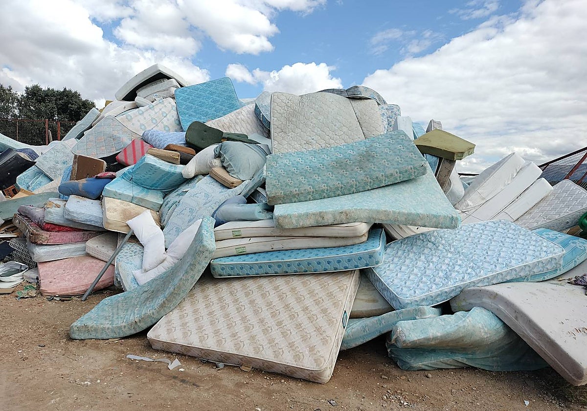 Colchones acumulados en las instalaciones de recogida de la Mancomunidad Barco-Piedrahita.