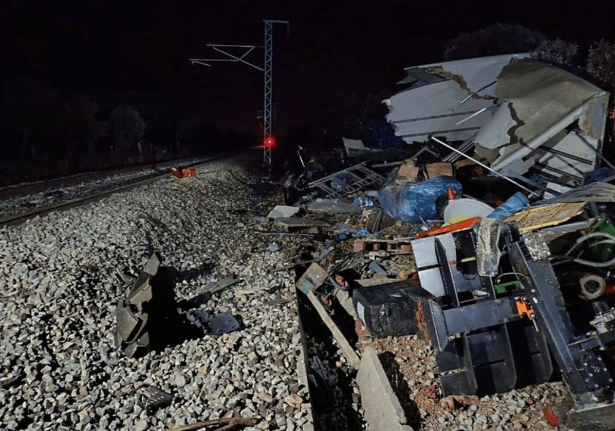 El camión arrollado por el tren en Carrascal de Barregas.