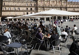 Turistas y salmantinos en las terrazas de la Plaza Mayor este lunes.