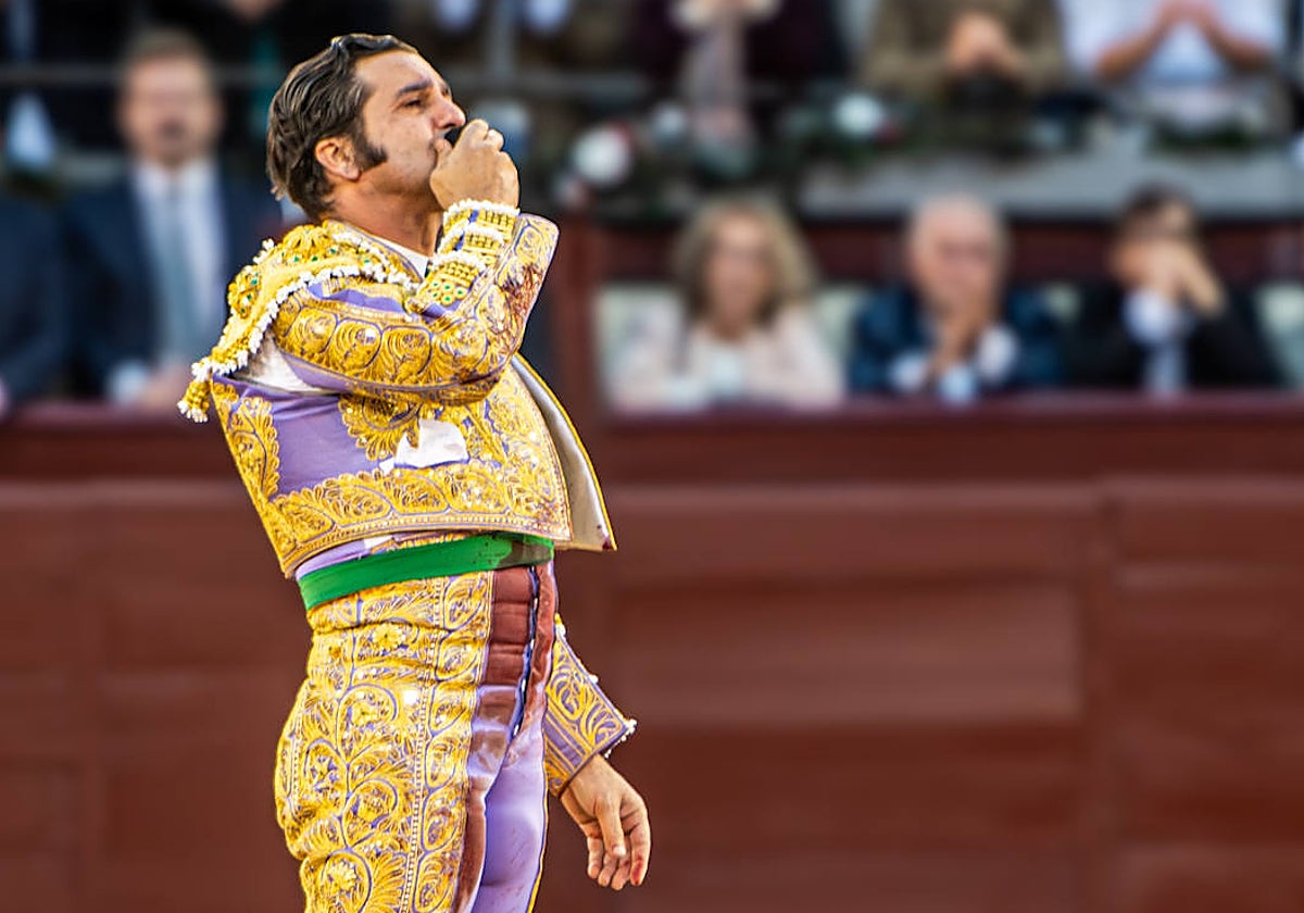 Morante de la Puebla, con el añadido de la mano despidiéndose de Madrid.