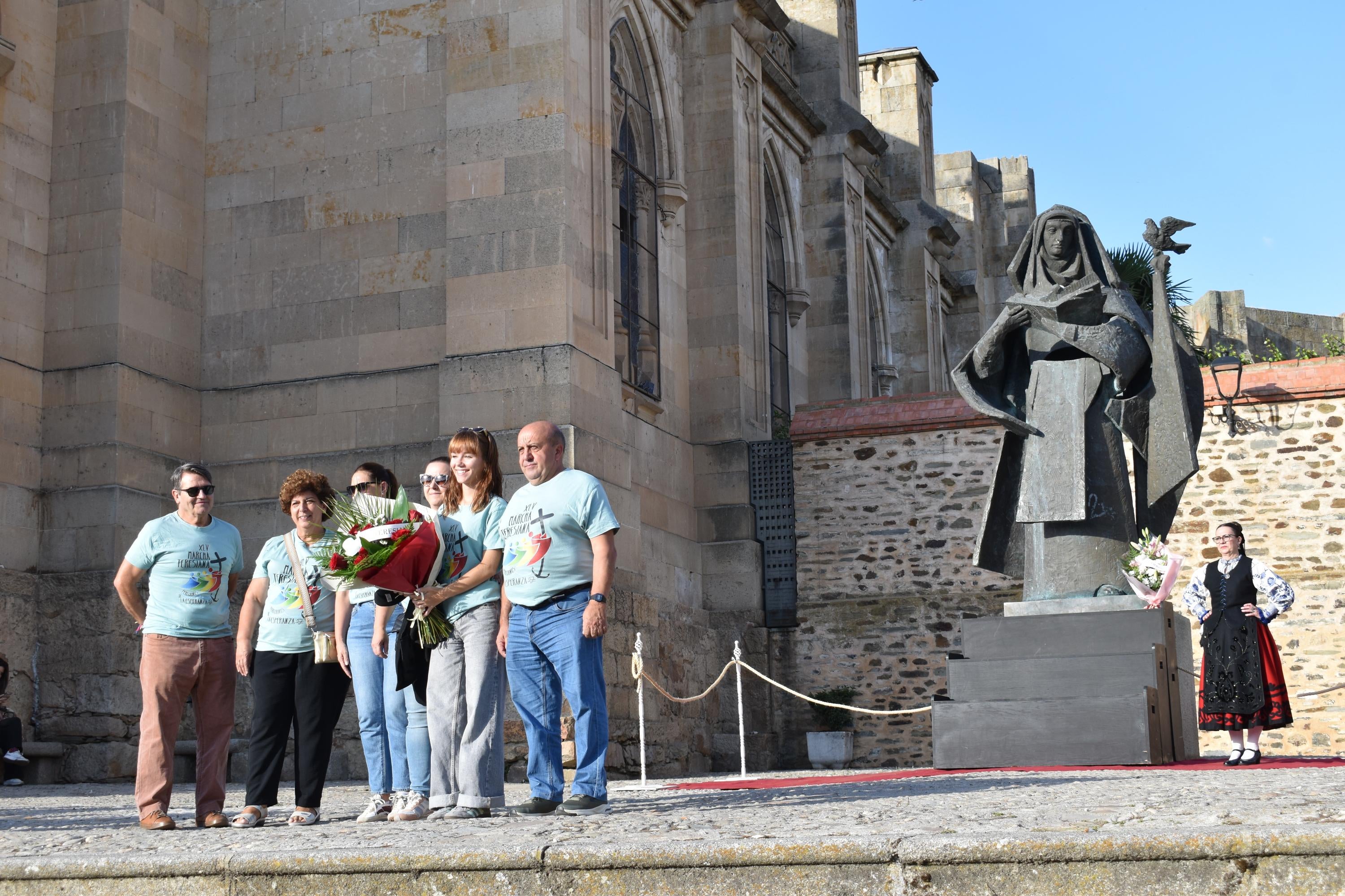 La ofrenda floral y el chupinazo dan color al arranque festivo en Alba de Tormes