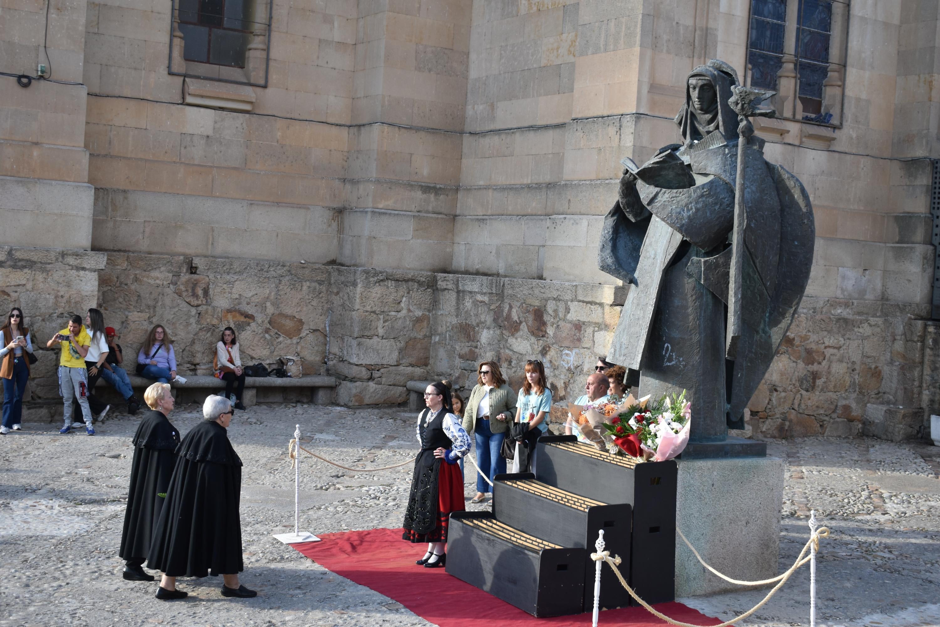 La ofrenda floral y el chupinazo dan color al arranque festivo en Alba de Tormes