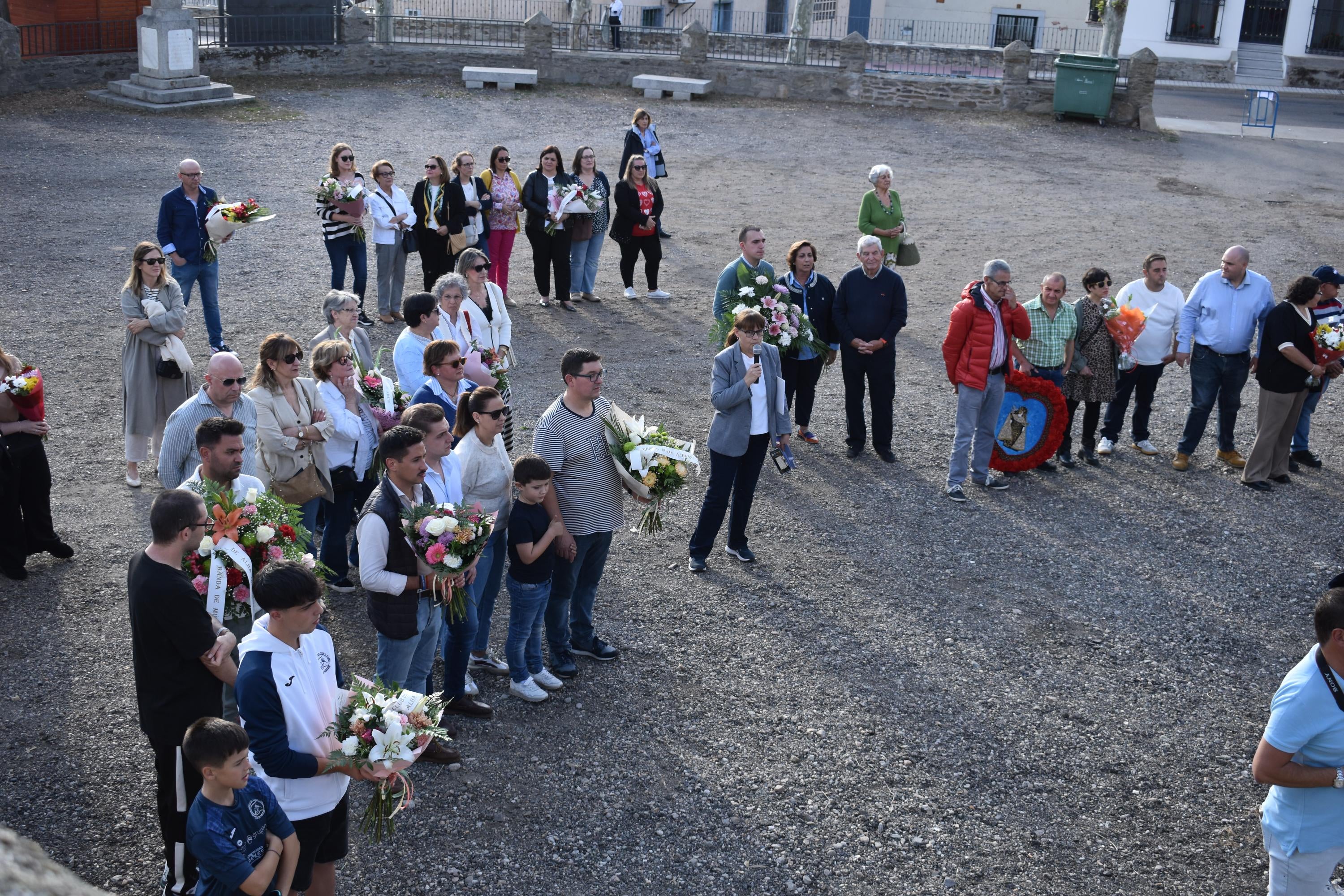 La ofrenda floral y el chupinazo dan color al arranque festivo en Alba de Tormes