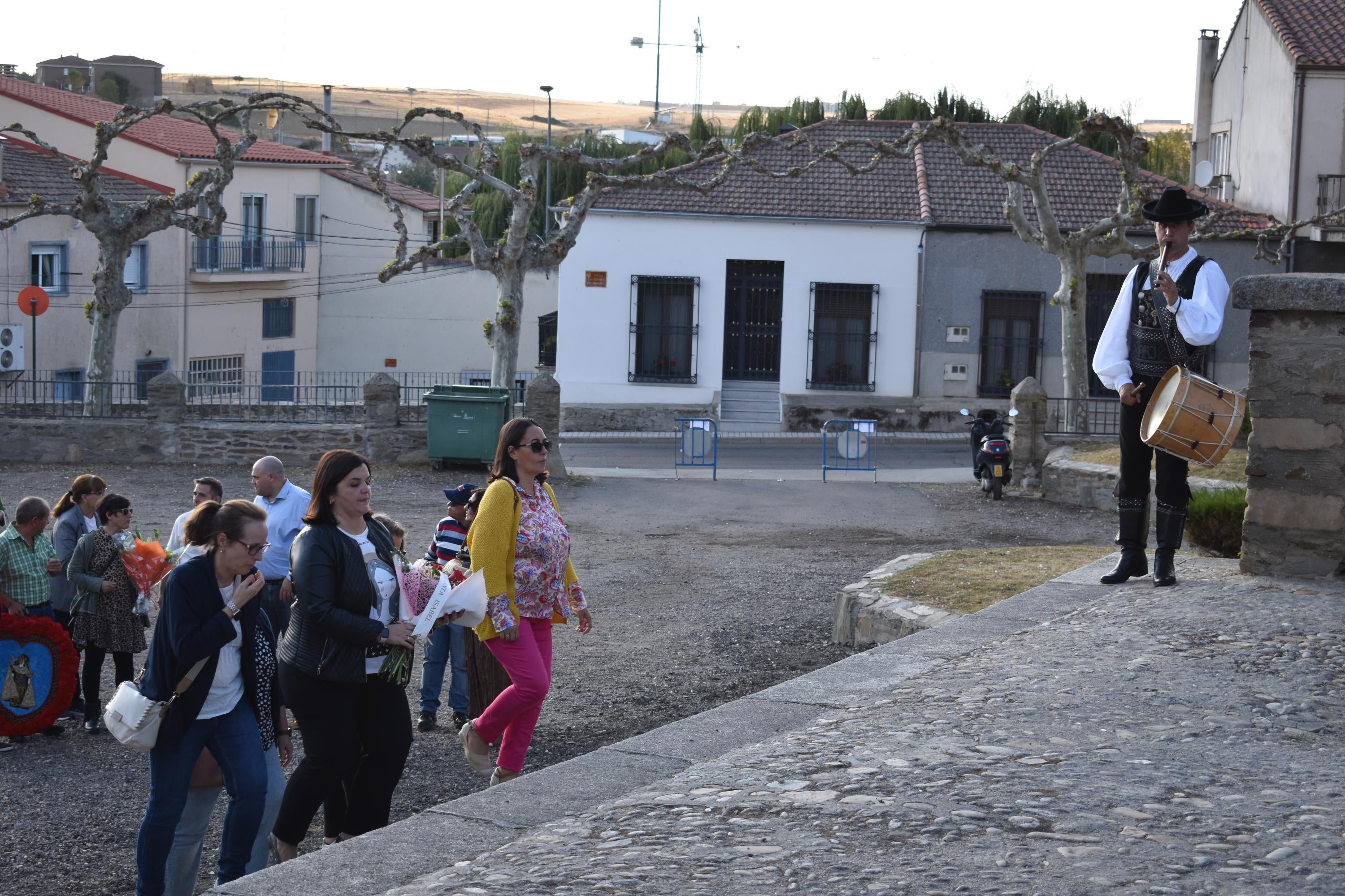 La ofrenda floral y el chupinazo dan color al arranque festivo en Alba de Tormes