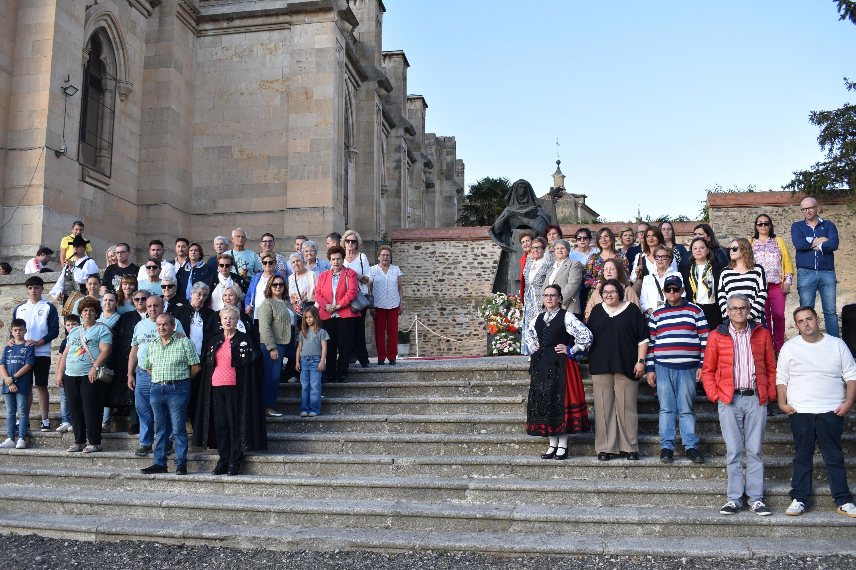 La ofrenda floral y el chupinazo dan color al arranque festivo en Alba de Tormes