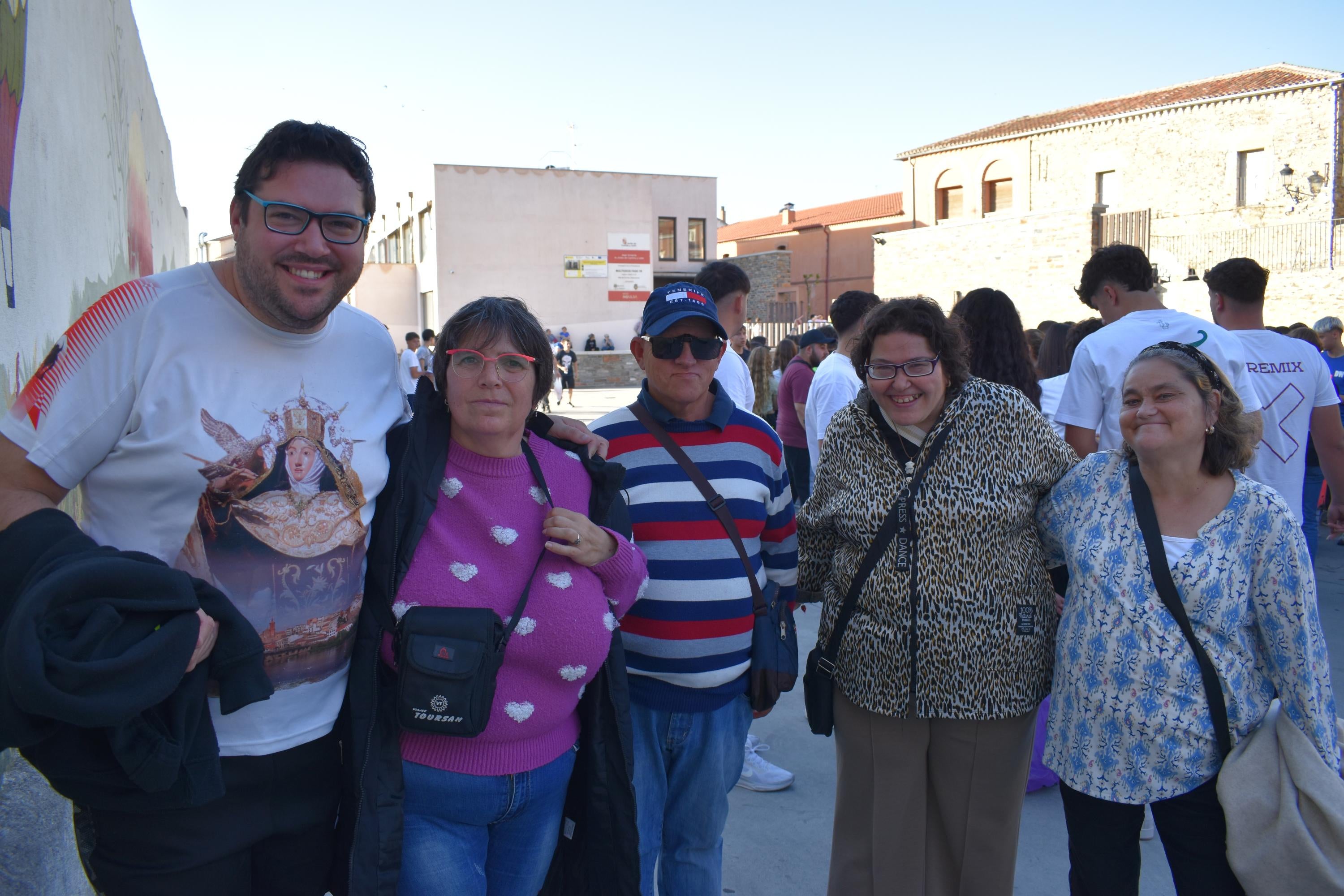 La ofrenda floral y el chupinazo dan color al arranque festivo en Alba de Tormes