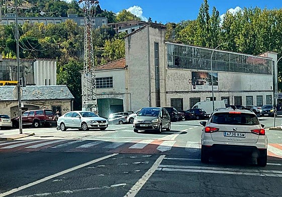 Imagen del paso de peatones para el que las dos concejalas no adscritas piden más iluminación y un refuerzo de la señalización.