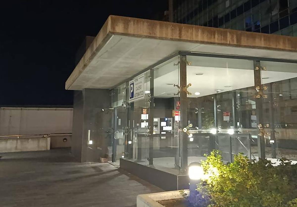 En las plantas 4ª y 5ª del Parking del Hospital Virgen de la Vega duermen personas sin hogar.