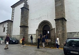 Imagen de fieles en la puerta posterior de la iglesia de San Juan en Béjar