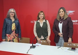 Las alcaldesas Soledad Álvarez, Carmen Ávila y Noelia Merino en la sede del PSOE