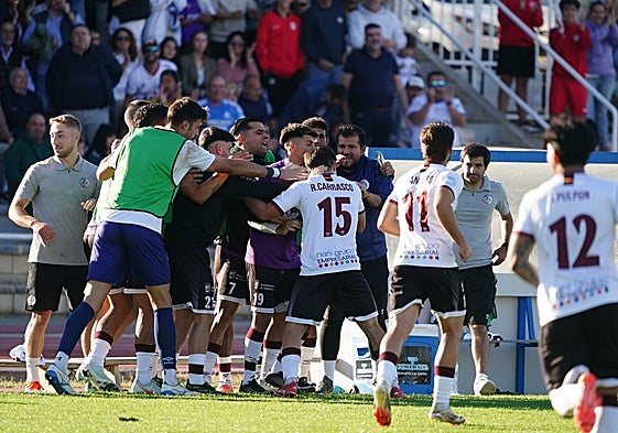Piña de los jugadores del Salamanca UDS celebrando el tanto de Carrasco este sábado en Las Pistas.