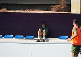 Álvaro Santiago siguiendo la sesión de este martes desde la gradita del anexo al Reina Sofía.