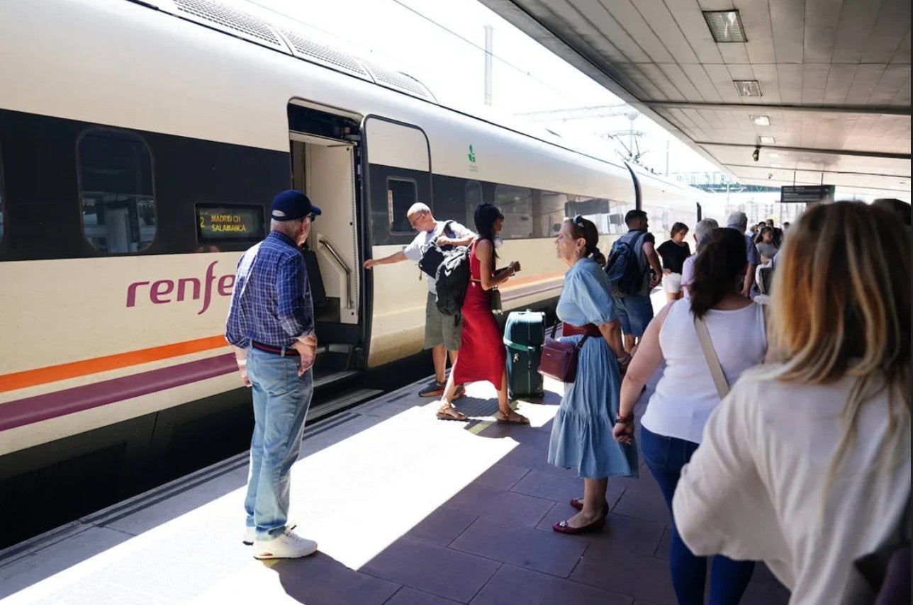 Pasajeros en el Alvia que conecta Madrid con Salamanca.