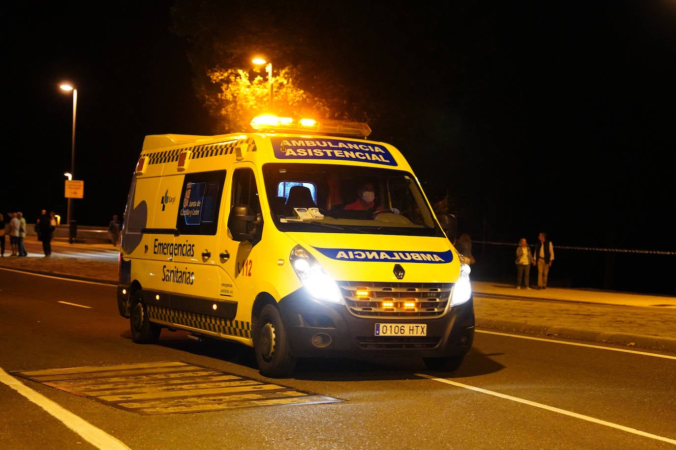 Trasladado al Hospital un conductor de 25 años tras caerse de su moto en la calle Méjico