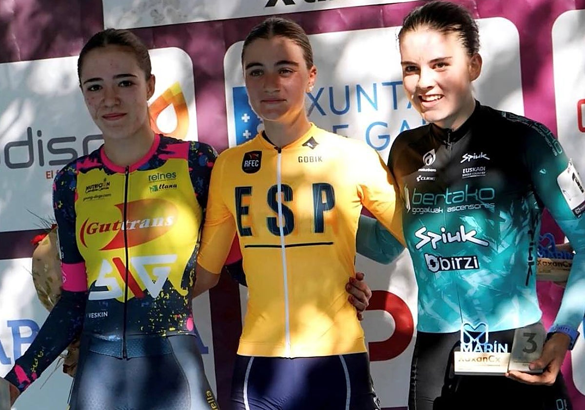 Carla Bañuls en el centro del podio femenino de la prueba.