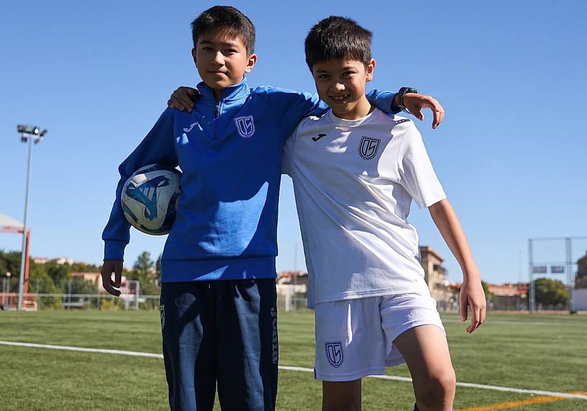 Ali Reza Mahmoodi, portando el balón, y Mohammad Reza Mahmoodi posan en los campos de La Salud.