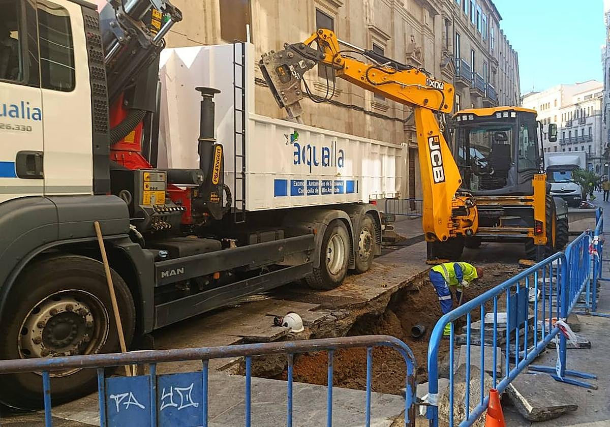 Un reventón en la calle Azafranal deja sin agua a los vecinos hasta las 14.30 horas