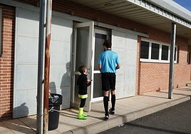 Un colegiado salmantino accede a los vestuarios del campo municipal Ángel Pérez Huerta.