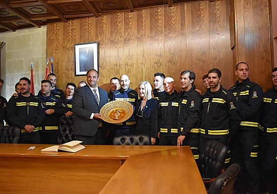 Bomberos de la Diputación al finalizar el pregón