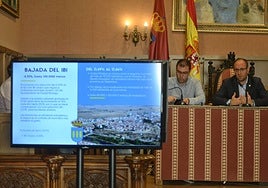 El concejal Rodrigo Toribio y el alcalde Marcos Iglesias durante la rueda de prensa