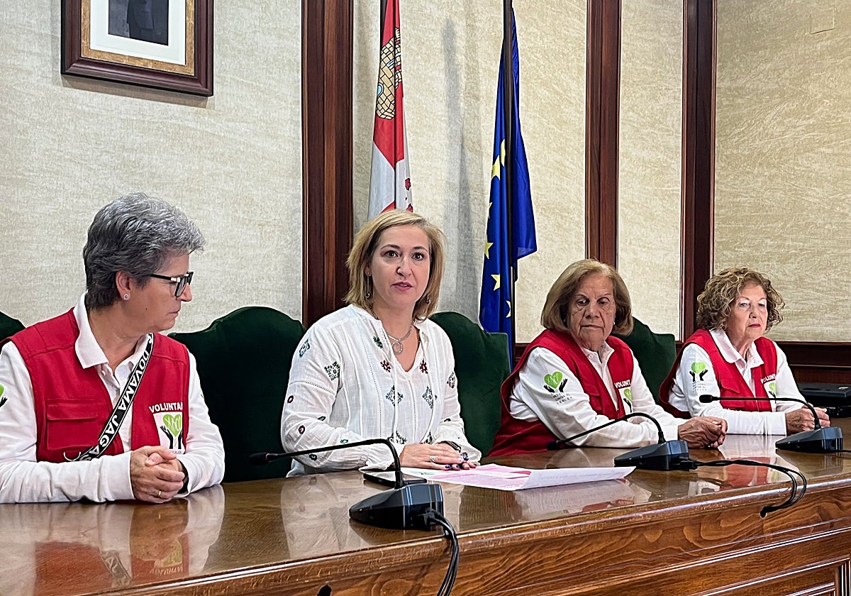 Las voluntarias Toñi Izquierdo, Paquita Barbero y Satur García con la concejala de Asuntos Sociales, Rosa Torres.