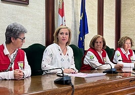 Las voluntarias Toñi Izquierdo, Paquita Barbero y Satur García con la concejala de Asuntos Sociales, Rosa Torres.
