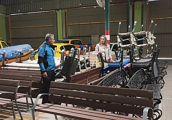 La edil de Obras, Parques y Jardines, Marta Labrador, con el mobiliario nuevo.