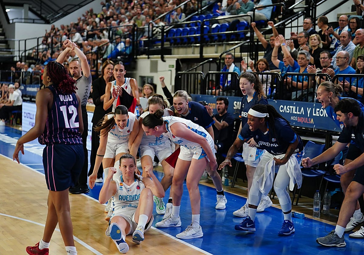 Las jugadoras de Avenida felicitan a Spreafico tras una acción de 3+1.