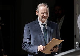El exministro de Transportes José Luis Ábalos a su salida del Tribunal Supremo.