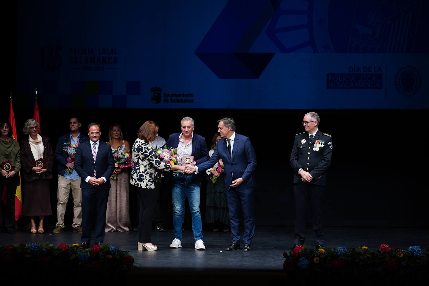 Homenaje a los que velan por la paz y el orden de la ciudad