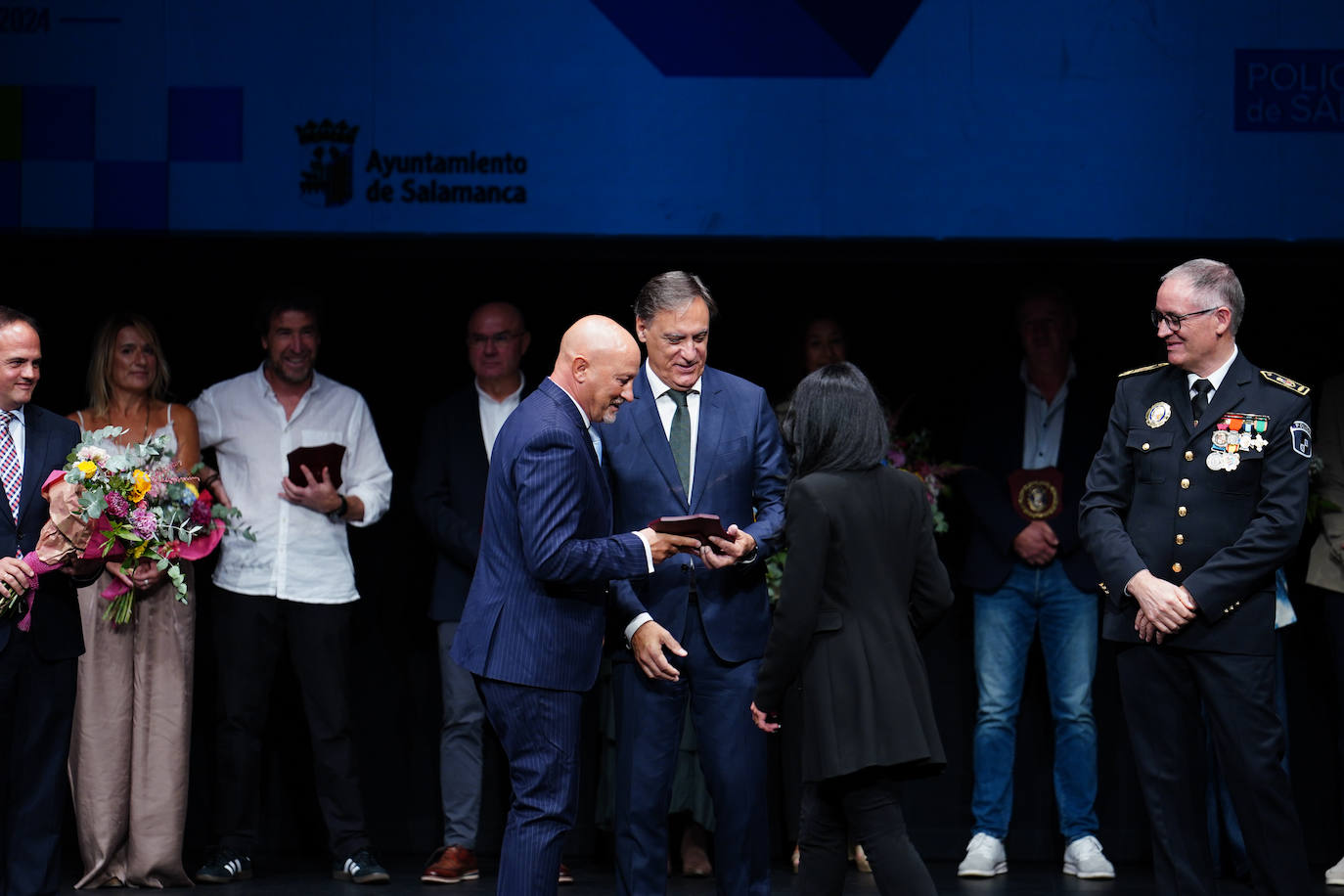 Homenaje a los que velan por la paz y el orden de la ciudad