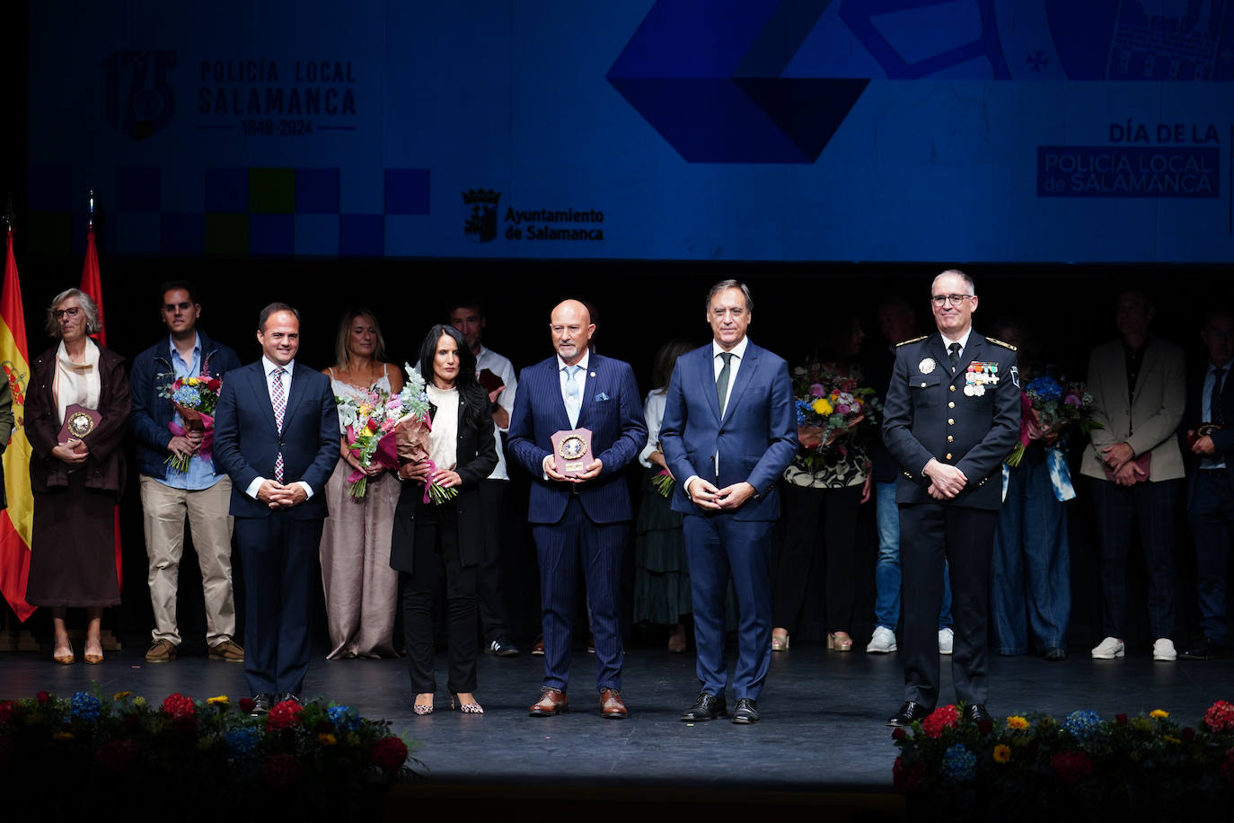 Homenaje a los que velan por la paz y el orden de la ciudad