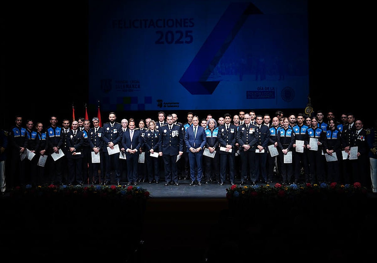 Homenaje a los que velan por la paz y el orden de la ciudad