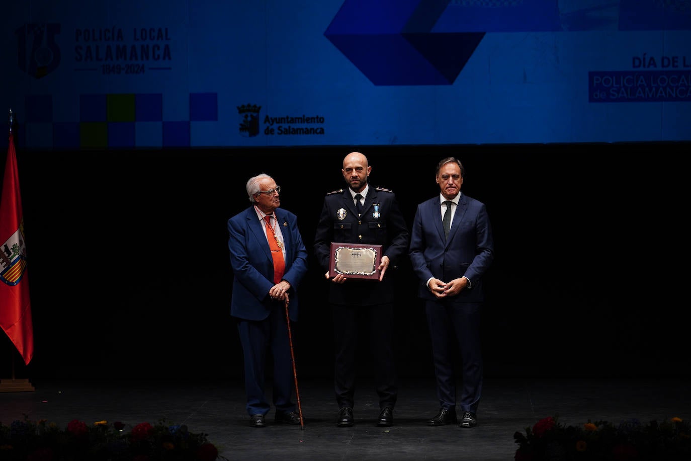 Homenaje a los que velan por la paz y el orden de la ciudad