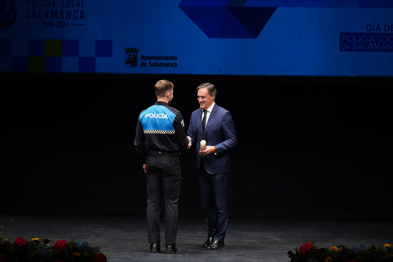 Homenaje a los que velan por la paz y el orden de la ciudad