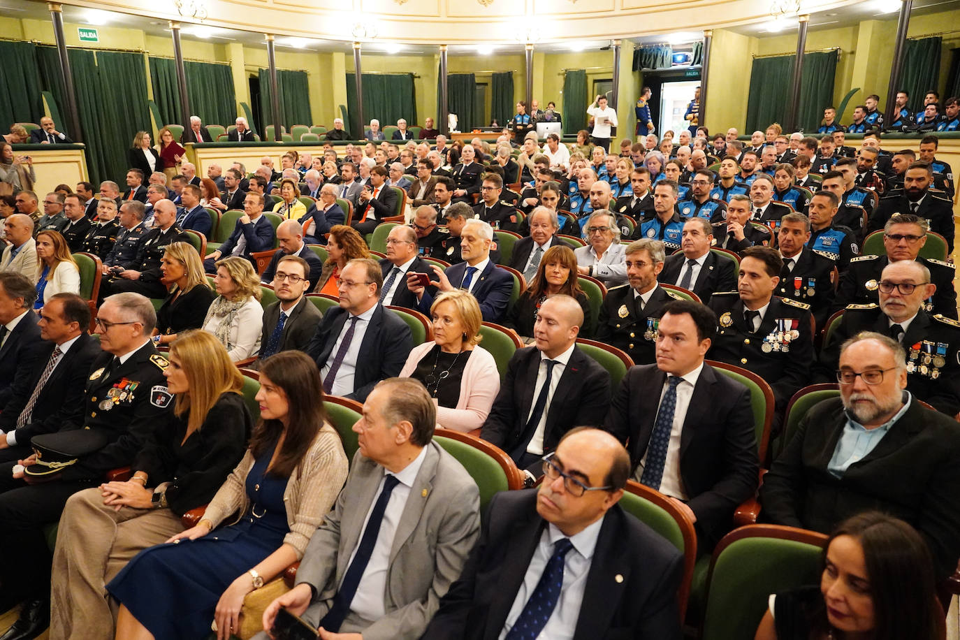 Homenaje a los que velan por la paz y el orden de la ciudad
