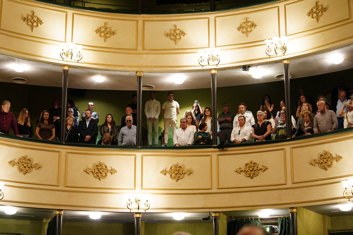 Homenaje a los que velan por la paz y el orden de la ciudad