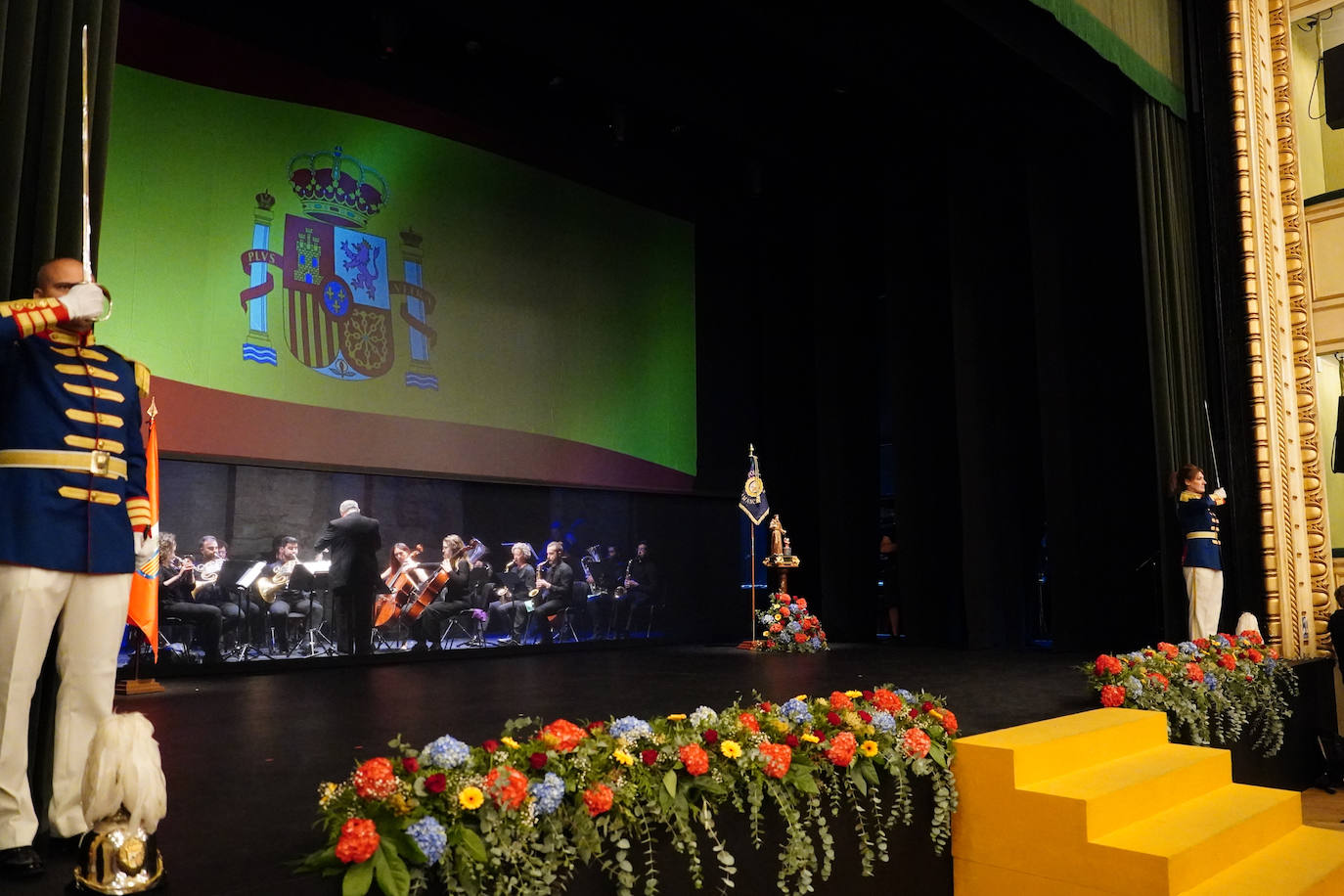 Homenaje a los que velan por la paz y el orden de la ciudad