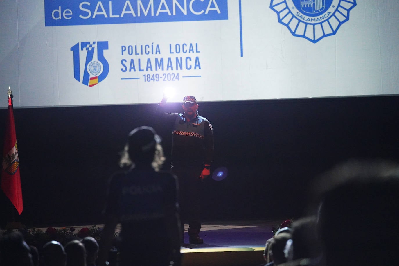 Homenaje a los que velan por la paz y el orden de la ciudad