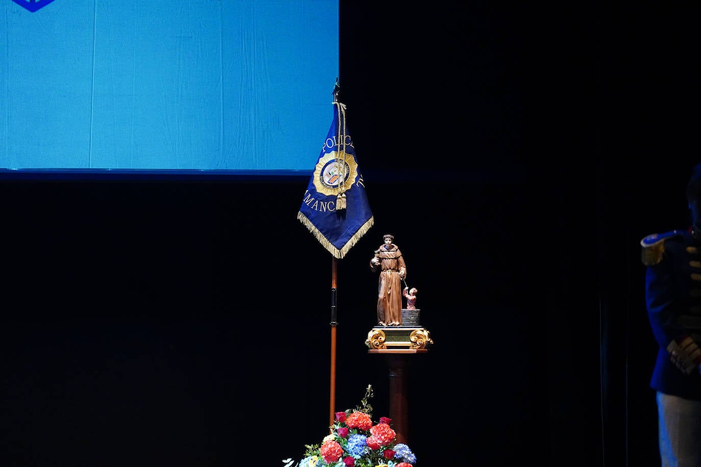 Homenaje a los que velan por la paz y el orden de la ciudad